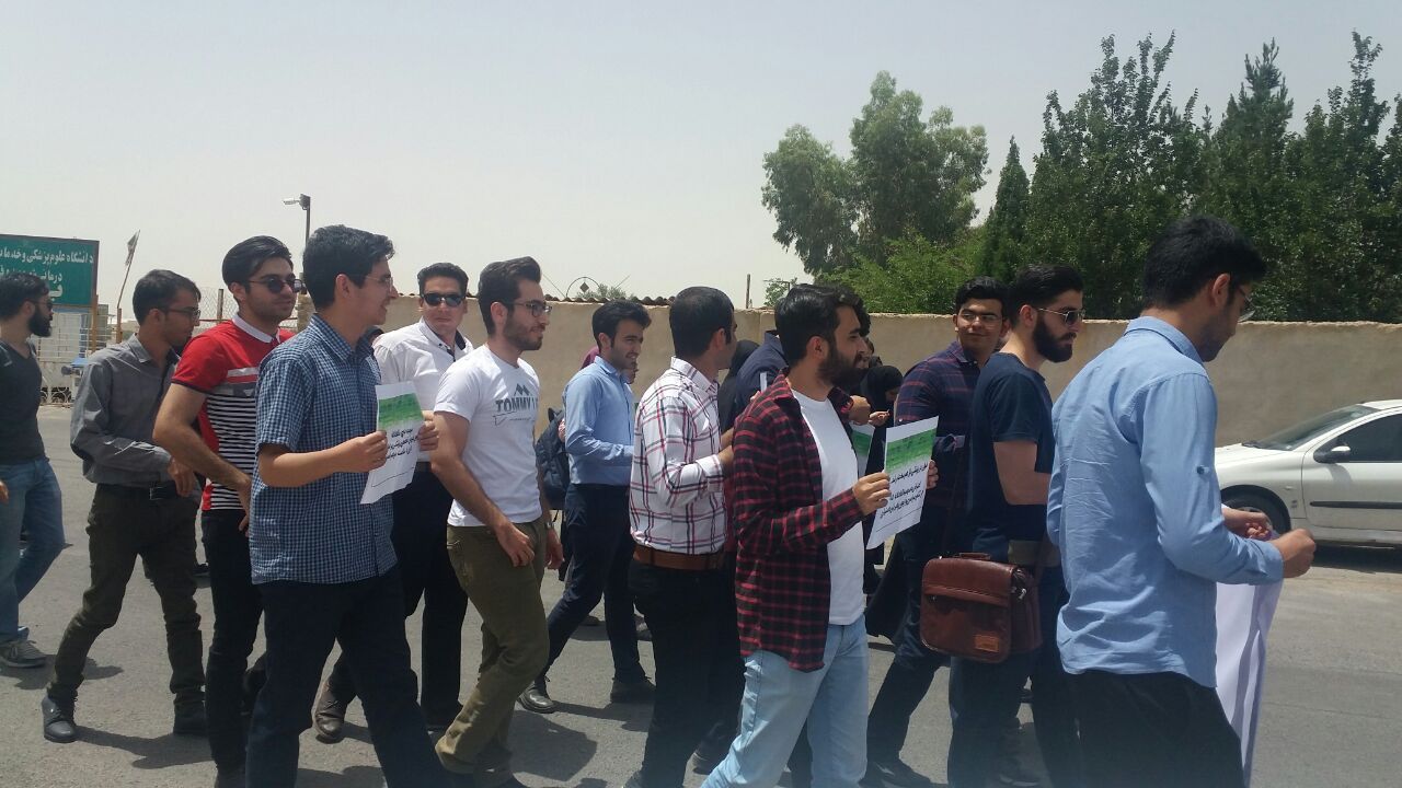 تجمع اعتراضی دانشجویان پزشکی یزد به سهمیه 5 درصد برای آزمون دستیاری +عکس تجمع اعتراضی دانشجویان پزشکی یزد به سهمیه 5 درصد برای آزمون دستیاری +عکس