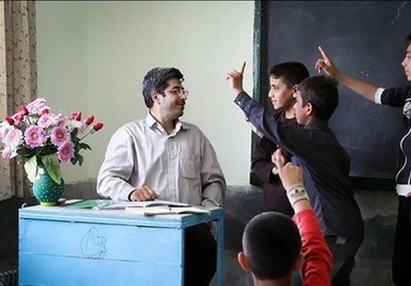 آیا حقوق معلمان ۵۰۰ تا ۷۰۰ هزار تومان افزایش مییابد؟! آیا حقوق معلمان ۵۰۰ تا ۷۰۰ هزار تومان افزایش مییابد؟!