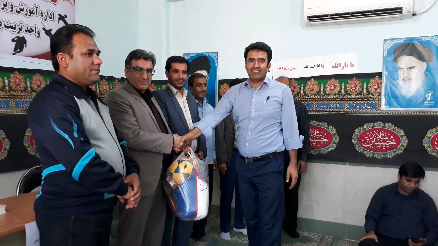 تجهیز ۹۰ مدرسه شهرستان لنده به وسایل ورزشی در آستانه سال نو+تصاویر