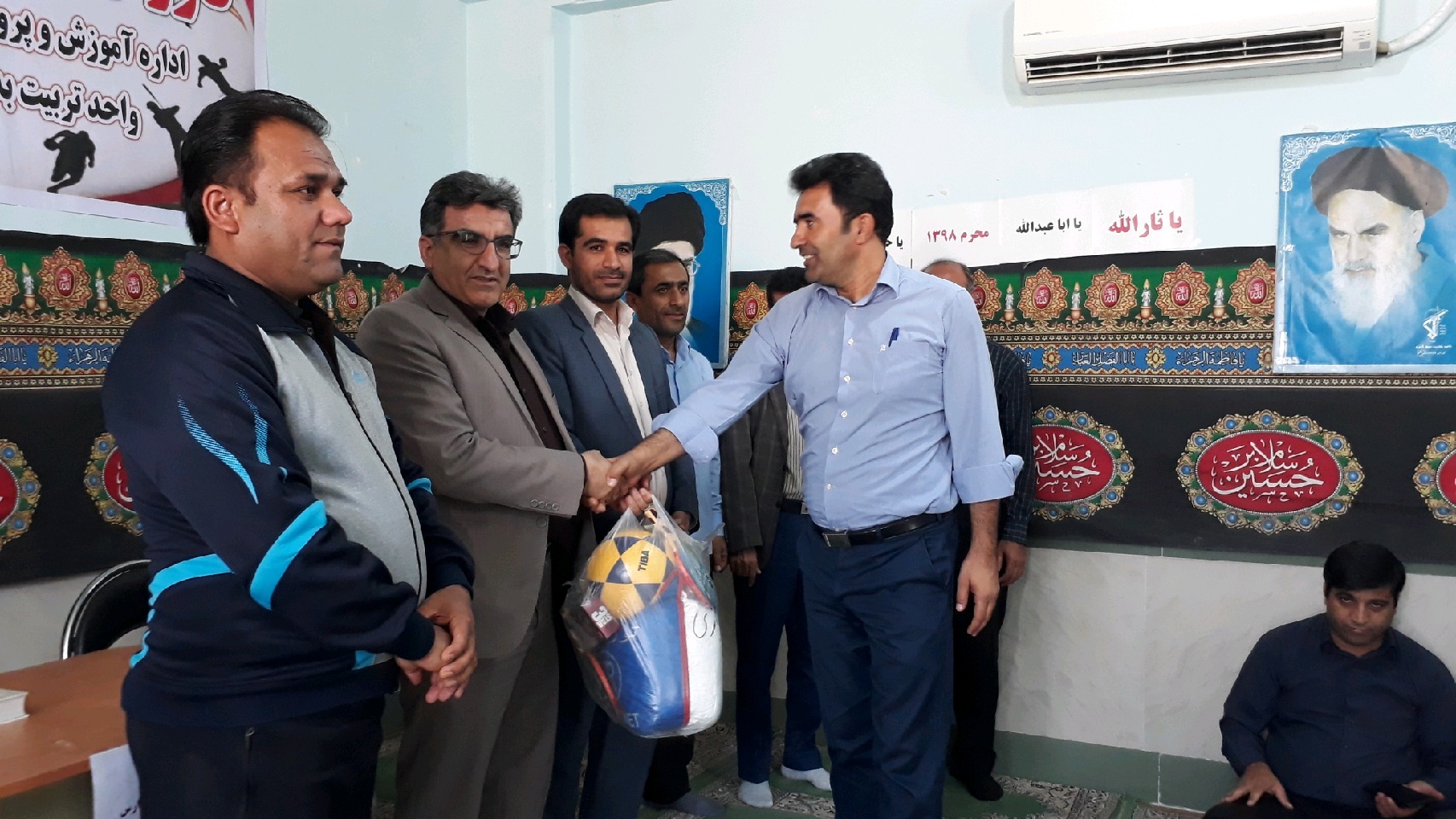 تجهیز ۹۰ مدرسه شهرستان لنده به وسایل ورزشی در آستانه سال نو+تصاویر