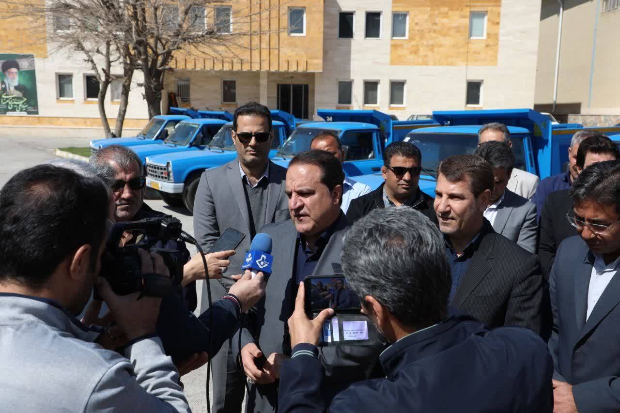اهدا ۷ دستگاه خودرو نیسان جک دار حمل زباله به شهرداری های استان