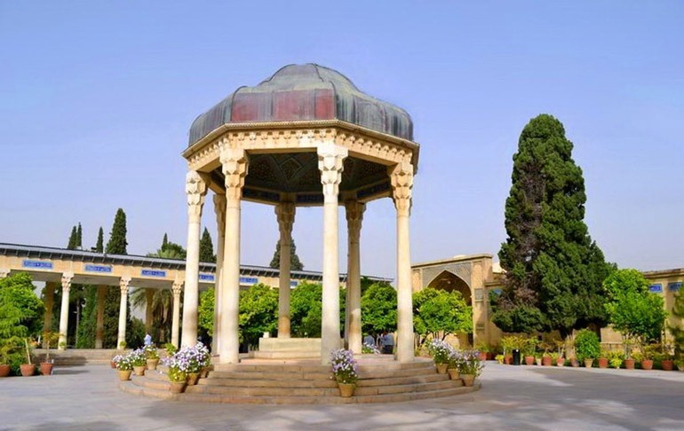 راز هزارساله آرامگاه حافظ؛ مزار لسان‌الغیب سه متر دورتر از بنای فعلی
