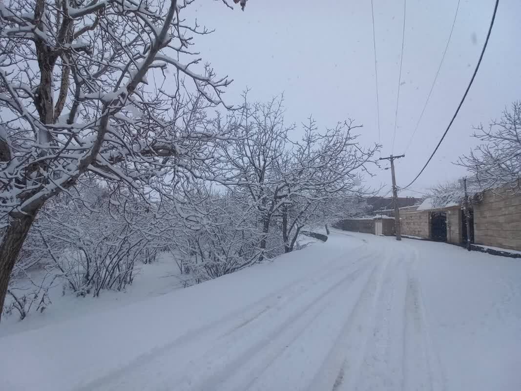 بارش اولین برف پاییزی در روستای وشنوه قم + تصاویر