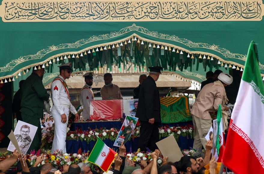 دریابان شهید تنگسیری روی دستان مردم آبادان و خوزستان تشییع شد/ وداع با شکوه با سردار دریاها