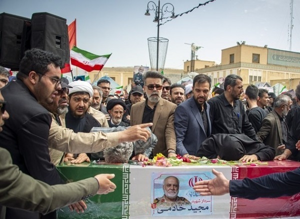 تشییع پرشکوه شهید خادمی به همراه ۵ تن از شهدای جنگ در شیراز برگزارشد