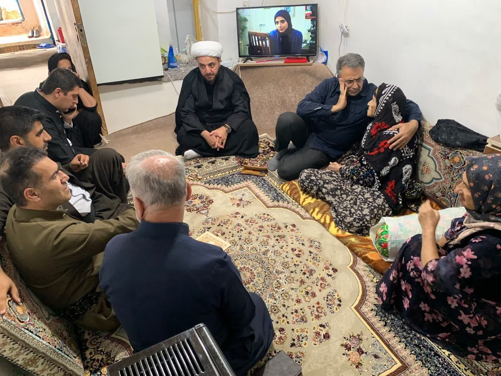 دیدار مسئولان کردستان با خانواده شهدای جنگ رمضان در سروآباد + فیلم