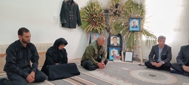 سرکشی مسئول دفتر نمایندگی ولی‌فقیه در سپاه حضرت نبی‌اکرم (ص) با خانواده شهدا در اسلام آباد غرب