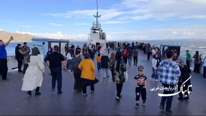 حضور هزاران نفر در کنار دریاچه ارومیه/ فرصت گردشگری که نادیده گرفته می‌شود