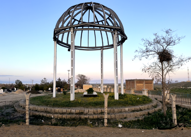 وجود یونجه به جای گل در وسط مزار بزرگترین شاعر آذربایجان غربی/ میراث فرهنگی یا اداره ارشاد، متولی کیست؟