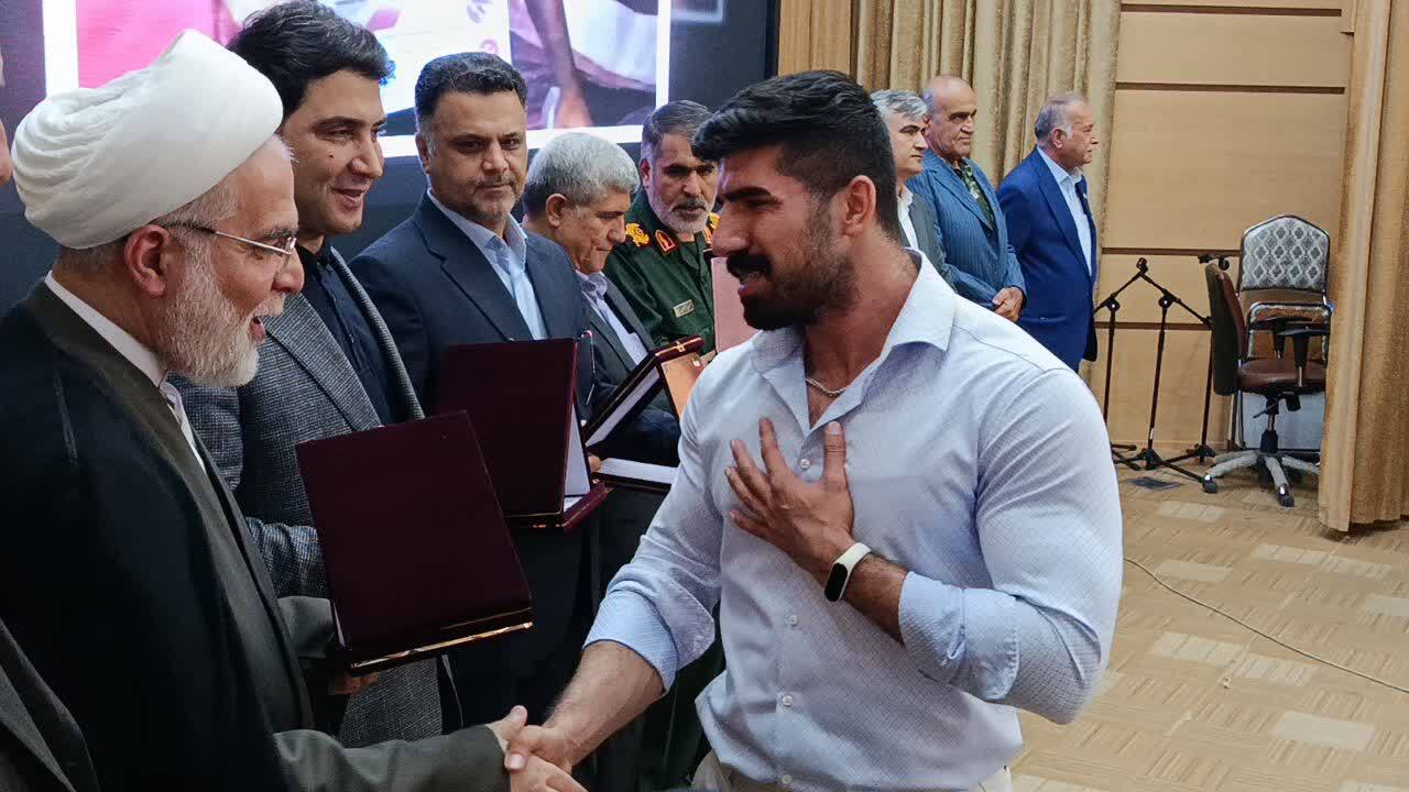 تجلیل از قهرمانان ورزش کردستان/ مدال‌آوران، مربیان و داوران بین‌المللی مورد تقدیر قرار گرفتند + تصاویر