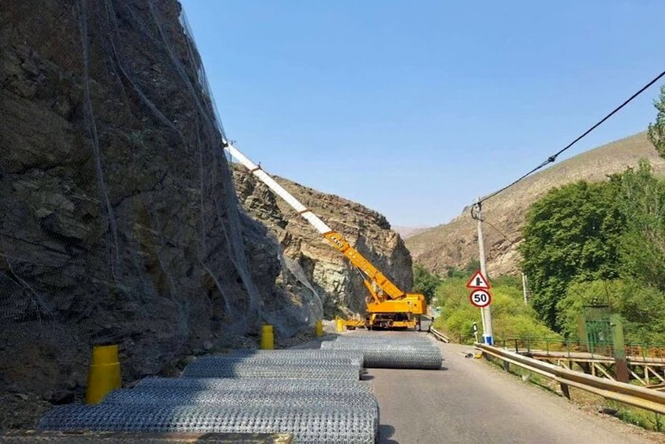 آغاز نصب ۱۰ هزار متر مربع توری سنگ در محور کرج کندوان
