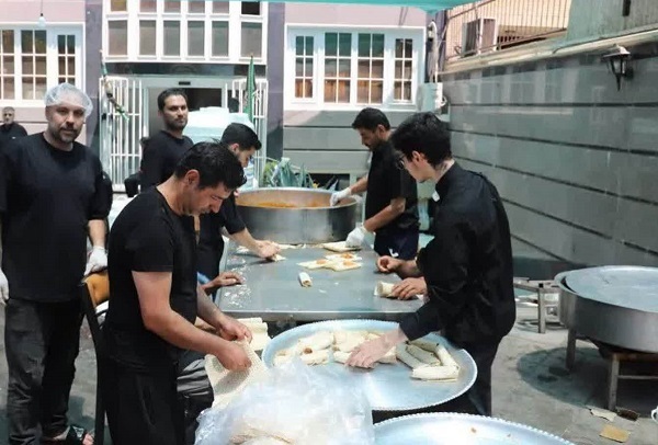 پخت و توزیع روزانه ۲۰ هزار پرس غذا توسط سپاه قزوین در مراسم وداع با امام شهید