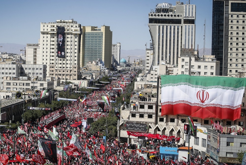 تشییع پیکر رهبر شهید انقلاب توسط مردم عزادار در مشهد/ سیل جمعیتی که پایان ندارد + فیلم
