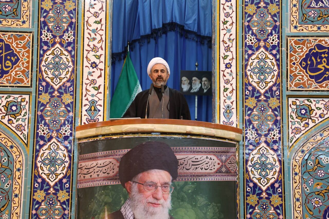 تقدیر امام جمعه ایلام از خبرنگاران و قرارگاه اطلاع‌رسانی اربعین/ تأکید بر بهره‌گیری از ظرفیت‌های اقتصادی اربعین برای جهش صنایع کوچک و اشتغال جوانان