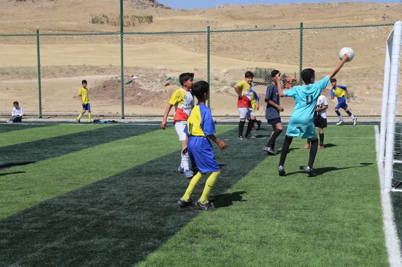 افتتاح زمین چمن مصنوعی روستای احمدآباد سرا در سقز همزمان با هفته دولت + تصاویر افتتاح زمین چمن مصنوعی روستای احمدآباد سرا در سقز همزمان با هفته دولت + تصاویر