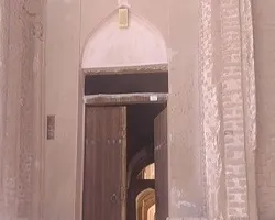 مرمت سر درِ نخستین مسجد دو طبقه جهان اسلام در اردستان