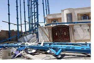 سقوط پایه‌های ساختمان ۵ طبقه در خرمشهر بر اثر وزش تند باد/این حادثه تلفات جانی نداشته است