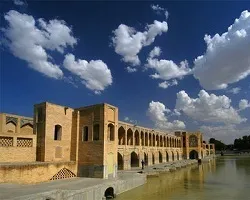 سقوط پیرزن ۷۰ ساله از پل خواجو