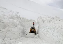 کلوسه همچنان در محاصره برف