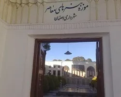 مجسمه‌ای از ماه در اصفهان