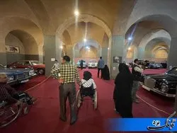 بازدید معلولان و جانبازان از موزه خودروهای قدیمی در یزد