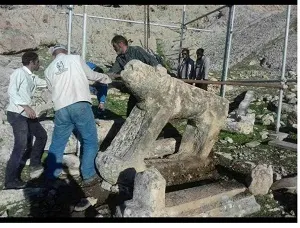 مرمت شیرهای سنگی قبرستان تاریخی شهسوار ایذه آغاز شد