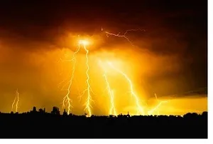 مجروحیت دو دانش‌آموز ایذه‌ای بر اثر برخورد صاعقه