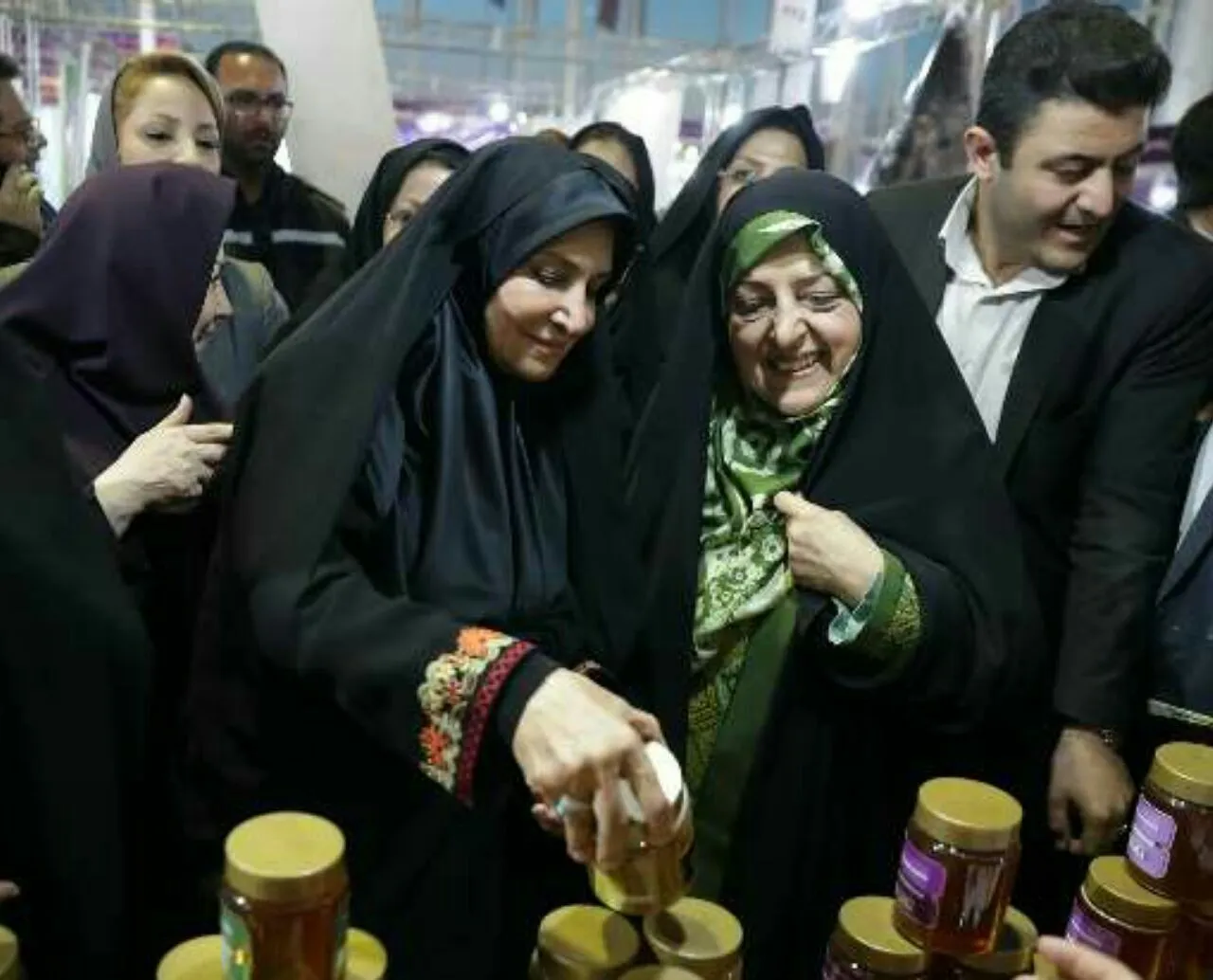 جنگ اقتصادی ظالمانه را با مشارکت بانوان با اقتدار پشت سر می‌گذاریم