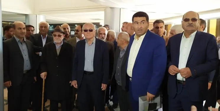 نمایندگان در امور بی ربط دخالت می کنند / کرسی سبز نرم برخی را به خواب می برد / کنایه به تاجگردون : لاریجانی در اوح رفت!