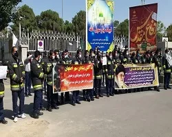 تجمع ده ها آتش نشان اصفهانی مقابل استانداری