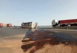جاده اصفهان به شهرکرد در پی واژگونی تانکر حامل سوخت مسدود شد
