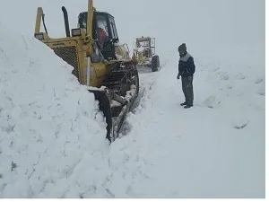 سرنشینان ۷۰ خودروی گرفتار در برف تاراز اندیکا نجات یافتند